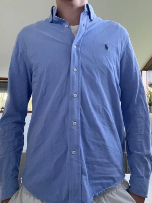 Blå skjorta från Ralph Lauren - Klassisk blå skjorta från Ralph Lauren med materialet featherweight. Använd fåtal gånger 