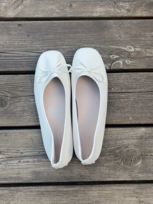 Ballerina skor  - Ballerina skor i någon slags vit nyans, verkligen så snygga och aldrig använda då dem inte passar. Det står storlek 37 men skulle säga att de är 36   Jag mätte sulan inuti och den är strax under 23cm lång   Köpte på shein för 200kr för ett tag sedan! 