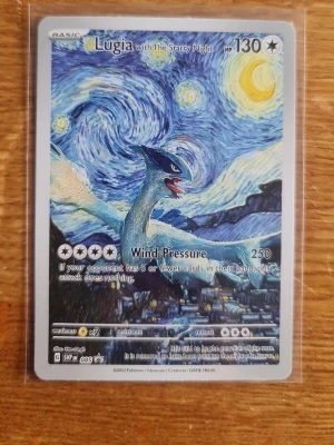 Lugia Pokémonkort Starry Night - Unikt Pokémonkort med Lugia och motiv inspirerat av Van Goghs 'Stjärnenatt'. Kortet har blå, gula och vita färger och är tillverkat i laminerad papp. Perfekt för samlare eller Pokémonfans som vill ha något speciellt i sin samling.