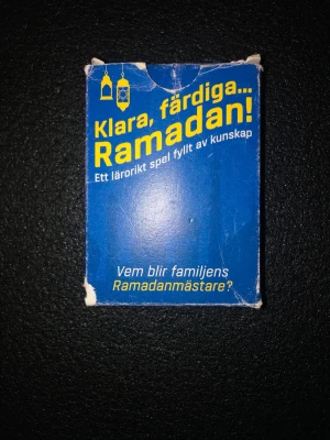 Klara, färdiga... Ramadan! frågespel. Om ni vill köpa då kommer och jag ger er och sen betalarni. Betala inte innan. - Ett lärorikt och roligt frågespel om välgörenhet och ramadan, perfekt för familjen. Spelet kommer i en blå pappask med gul och vit text och innehåller olika typer av kort som frågekort, diskussionskort och sant eller falskt. Rekommenderad ålder är 6-12 år.