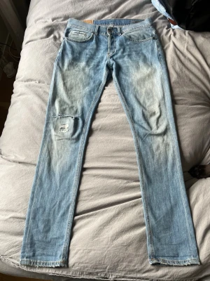 Dondup George strl 31 - Schyssta dondup george jeans i bra skick med slitningar och ljusblå färg! Storlek 31. 