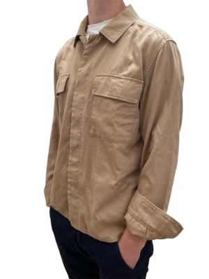 Overshirt these glory days - Stilren beige these glory days overshirt med två stora bröstfickor och klassisk krage. Modellen är 185 och overshirten är i mycket fint skick:)