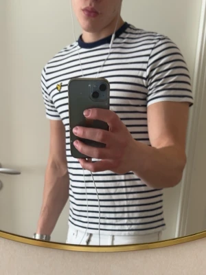Randig t-shirt från Lyle & Scott - Hej, säljer nu min snygga Lyle & scott t-shirt som endast använts 1 gång. T-shirten är i storlek M, skriv vid fler funderingar!