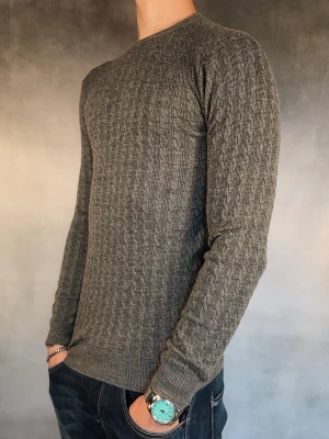 Crewneck stickad - - Crewneck från Bläck — Storlek S — 9/10 — Bra skick utan skavanker — Inkluderat - Tröja — Retail 599kr — Modellen är - 180cm, 65kg -