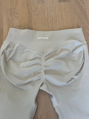 Dfyne tights - Stretchiga ljusgrå tights/leggins som är i nyskick och är i storlek M. De passar även S. Skriv vid frågor kan sänka priset vid snabb affär