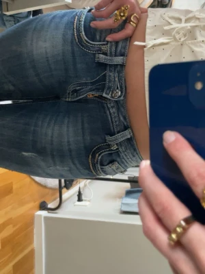 Jeans - Säljer ett par skit snygga bootcut lowwaist jeans från märket miss me då dem tyvärr inte kommer till användning längre 🥰