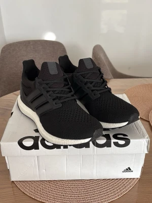 Adidas Ultraboost 1.0 - Adidas Ultraboost 1.0, Skick: 10/10 – helt oanvända, kommer med originalbox. Vid frågor eller intresse, skicka gärna ett DM.