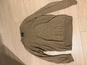 Oscar Jacobson  - Säljer min Oscar Jacobson sweatshirt storlek M bara skriva vid frågor