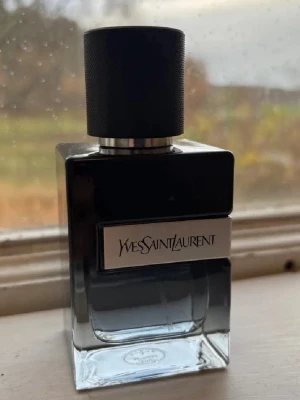 Yves Saint Laurent herrparfym - Säljer en elegant herrparfym från Yves Saint laurent Flaskan har en snygg övergång från svart till transparent glas och känns riktigt lyxig och modern. Det är 50ml kvar i den och har kvar boxen! Hör av er vid köp eller intresse!