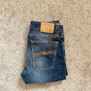 Nudie Jeans - Sjukt snygga jeans från märket Nudie Jeans | Väldigt fräsch färg, väldigt eftertraktade | Skick 9/10, | Storlek W28 L30 | Jag kan gå ner i pris‼️kom gärna med bud och hör av dig vid minsta lilla fråga!