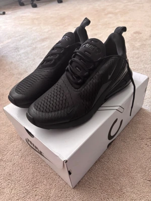 Nike 270 - Ett par sprillans 270s i storlek 44 men sitter som 43, Kvitto och box följer med, nypris 1700kr mitt pris 799 kr, tveka inte höra av dig.