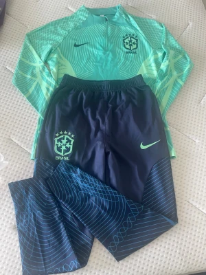 Tracksuit - Reps. Passar bättre på folk som har storlek M. För mer information eller bilder så är det bara att skriva. 