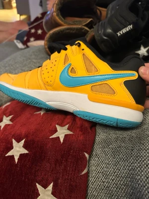 Nike vapor advantage tennis skor - Säljer ett par tennis skor som är använda få gånger och kostade mig 1199kr nypris 