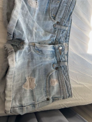 Jeansshorts - Super snygga low waist vintage jeansshorts från Cubus! ❣️Älskar! men tyvärr så har dom blivit för små så behöver sälja 😪 storlek 32 men passar 34/36, 37 i midja rakt över 