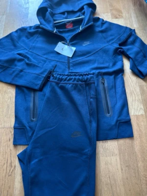 Nike tech - Hej säljer min helt nya nike tech i storlek M. Den är jätte fin och är väldigt dkön. Hör av er vid intresse.
