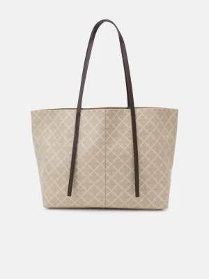 By malene birger  - Säljer en stor malene briger väska i modellen ”Abi tote bag” i färgen incense. Modellen finns inte längre att köpa vilket gör väskan mer exklusiv och svårare att få tag på, säljer den då den inte kommer till anvädning. Väskan är perfekt om man vill få i mycket. Väskan har i sig inga defekter förutom en liten fläck inuti, som man ser på sista bilden. Nypris på väskan är 3500. Dustbag medföljer skriv vid funderingar !!💕måtten på väskan: 35cm x 55cm x 16cm