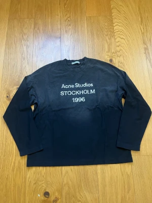 Acne Studios Sweatshirt - Säljer nu denna helt nya Acne Studios sweatshirten då passformen inte riktigt är min stil. Storlek M. 100% äkta och verifierad av vinted. Skriv privat vid fler frågor.