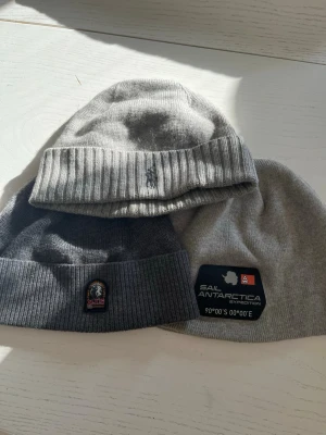 Märkesmössor herr - Herr mössor från Polo Ralph Lauren, Sail Racing och Parajumpers. 200kr/styck. Eller alla 3 för 500kr. Mycket fint skick, använda fåtal gånger. 