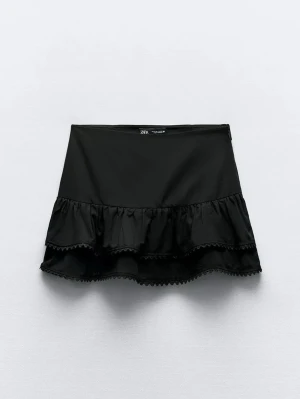 Svart Zara kjol  - Jätte snygg svart Zara kjol.  OBS! har ett litet hål på sidan men inget som syns när man har den på. Jätte fint skick i övrigt. Köpte second hand men va för liten💗
