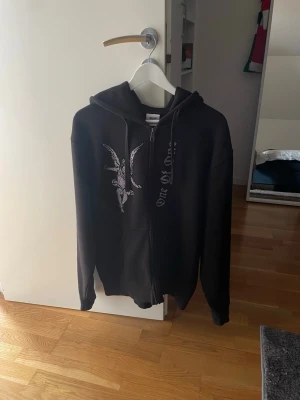 One of One zip hoodie - Köpte denna från One of One för 1500kr. Säljer då jag har växt ur den. En av stenarna har åkt av i mitten av andra ”O”t, annars utan skador och bra skick.