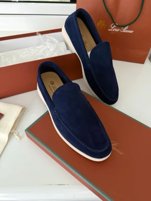 Blå mocka loafers från Loro Piana - Säljer nu Mina Loro Piana skor Aldrig använd då jag fick dom i bröllops present och vill nu sälja dom. Pris kan disskuterad vid snabb affär kom Dm!