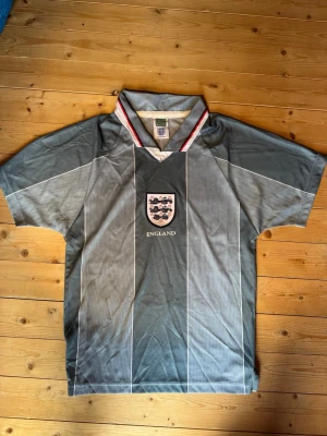 England fotbollströja - England vem tröja något år säkert 90tal ingen aning, köpt på wembley, bosh