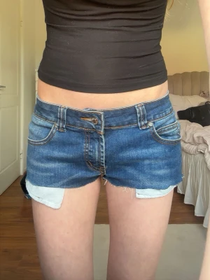 Blå jeansshorts från Nudie - Läs det längst ner i texten  💕⤵️Säljer ett par blå jeansshorts från Nudie med råa kanter och klassisk femficksdesign. Shortsen har låg midja, synliga sömmar och Nudie-logga på bakfickan. Perfekta för varma dagar och enkel att matcha med allt.➡️(Se på dom andra bilderna för lite så  Skönhetsfel)