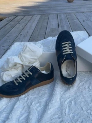 Maison Margiela Gats - Mörkblåa Maison Margiela Gats i strl 42! Allt og ingår!! Bilderna är tagna innan dem använts enstaka gånger (lite nytt crease osv)!!🌟Fråga gärna frågor gällande skorna!