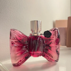 Viktor & Rolf Bonbon Eau de Parfum - Bonbon från Viktor & Rolf. 50ml och använd så mycket som första bilden visar. Köpt för 1,5 år sen.