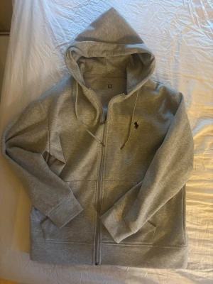 Ralph lauren  - Helt ny grå Ralph lauren zip. Storlek Xl men passar som en L 