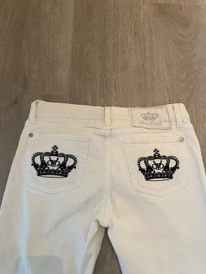 Low waist Victoria Beckham  jeans med kronbrodyr  - Jag har absolut ÄLSKAT dessa !! Gör ont att sälja, men tyvärr är de för små  Utsvängda low waist Victoria Beckham jeans  Victoria Beckhams kollektion hos Rock & Republic  W28  Mycket fint skick  Finns jättesmå märken från typ grus/regn, dock är detta på baksidan av byxan längst ner, jag tycker inte de syns så mycket, men tänker att jag ska köra de i tvätten en extra gång innan jag postar de <3 (se bild)  Midjemått 37,5/38 cm tvärs över, Innerbenslängd är 81cm, från gren och upp 20, benvidd 22. ☺️
