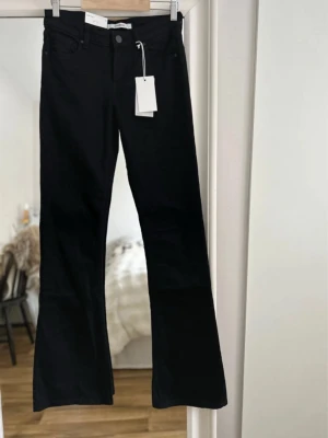 Vera Tall från bik bok/ Never denim - Det är svarta jeans från bik bok passade tyvärr inte därför säljer jag dem, de är inte så särskilt strechiga men e jätte fina i passformen kol svarta och väldigt lågmidjade dem är i tall passar min 170cm+ tejejor💕💕inköpspris 500kr