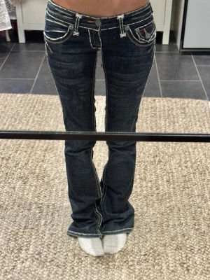 Coola jeans från Laguna Beach - Super coola jeans från Laguna Beach. Bootcut och väldigt lågmidjade med coola sömmar och delajer. Jätte fint skick! Har satt en tråd i midjan men går enkelt att dra bort om man skulle vilja. Skriv vid frågor och mått💕