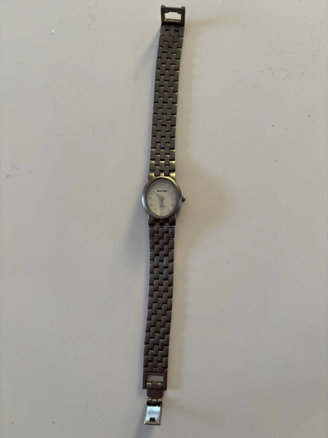 Silverfärgad klocka med länkarmband