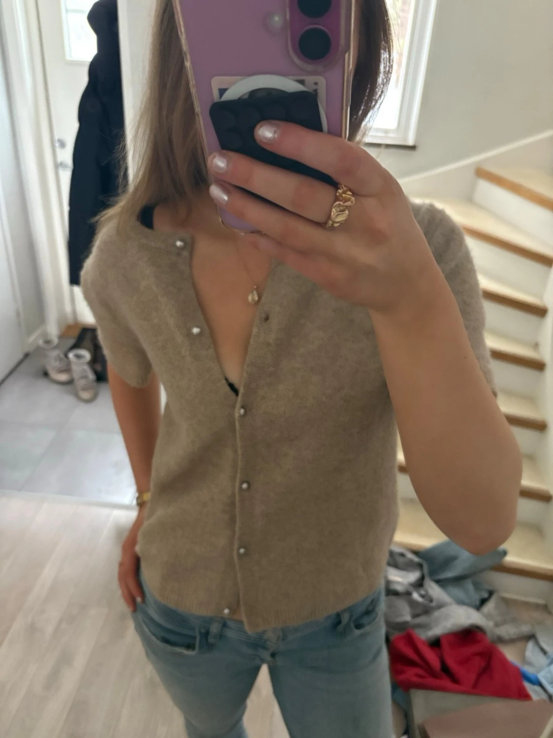 Beige kortärmad kofta med pärlknappar - 1