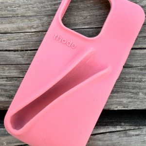 Mobilskal Rhode! - Trendande mjukt silikonskal "Toast" från Rhode som passar IPhone 13/14/15 & deras PRO-modeller med plats för ditt favoritlipgloss. Nytt och oanvänt. 