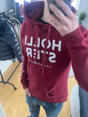 Hollister vinröd vintage 2000s hoodie (Sällsynt) - Säljer nu denna sjukt snygga vintage 2000s Hollister hoodie😊 Säljs ej längre i butik och är därav mycket eftertraktad 🤝 Både varm och bekväm och passar till allt🙌 Storlek S och passar true to size. Skriv vid funderingar 📲