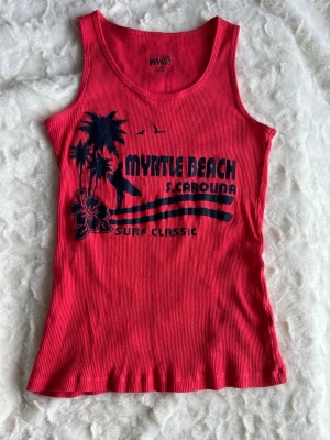 Tight linne - Snyggt, tight linne i ett stretchigt material. Perfekt till sommaren. Passar xs/s/m. Färgen är svår att beskriva, blandning mellan rosa, röd och korall