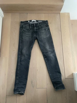 Replay anbass  - Säljer nu mina riktigt snygga Replay jeans i storleken W33 och L32. Jeansen är använda ett fåtal gånger och är i ett mycket fint skick.
