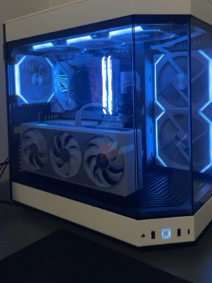 Vit stationär gamingdator - Säljer vit/svart gaming dator, kom med rimligt pris SPECS: rtx 5070 Areo 12gb, i5 12400F 2,5 ghz, 32gb corsair vengeance pro 3600, asus strix z790-a ddr4 wifi atx lga 1700, lian li 850w 80+ platinum, hyte y 60, wd black sn770 1tb m.2, 6st lian li uni fan sl120 v2 rgb, Windows 11 | PM