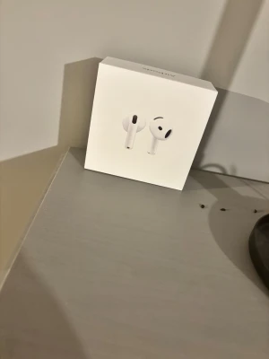 AirPods gen 4 - Säljer nu AirPods gen 4. Köpt från Elgiganten och till kommer kvitto om man skulle vilja. Notera!      Airpods medföljer ej!