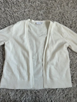 Vit öppen kofta från VILA - Fin kofta från vila i fint skick!!🤍