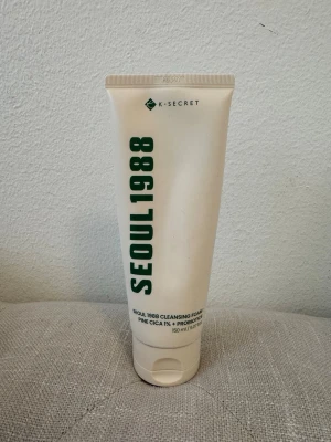 K-Secret Seoul 1988 Cleansing Foam Ansiktstvätt Sminkborttagning Makeup Remover  - K-Secret Seoul 1988 Cleansing Foam är en ansiktstvätt med Pine Cica 1% och probiotika. Tuben är vit med grön text och rymmer 150 ml. Perfekt för dig som vill ha en fräsch och effektiv rengöring i din hudvårdsrutin. Använd några gånger. Men 80% kvar 