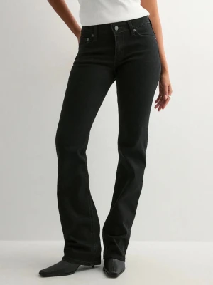 Levi’s SuperLow Boot - Säljer dessa snygga Levi’s jeansen med låg midja och bootcut, Storlek W27 L 34. Färgen på bilderna ser mörkare ut än vad den är i verkligheten jeansen är mer mörk grå aktig då den är lite urtvättade.  Väldigt lite använda så jeans är i super bra skick inga defekter eller likande. Skriv om ni har frågor eller funderingar!💞(nypris 949kr)