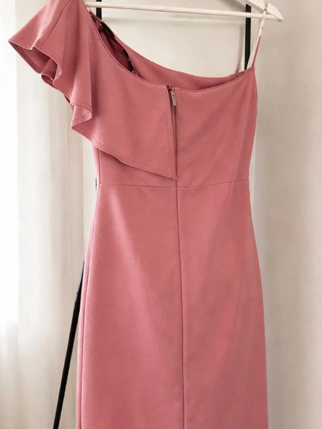Rosa oneshoulder klänning med volang - 1