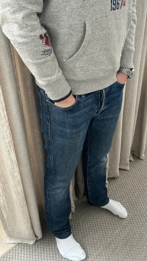 Vintage Ralph lauren jeans - 33/32 - mycket fint skick och inga defekter. Längd: 102 cm, midja: 42 cm. Modellen på bilden är ca 180 cm. Skriv om du undrar över något💸