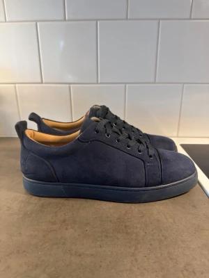 Louboutin skor - Säljer nu dessa i väldigt bra skick. Boxen till skorna hittar jag inte därav priset!