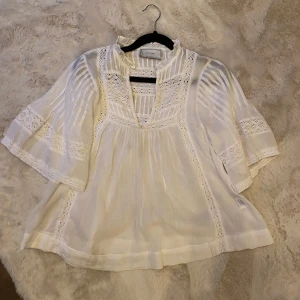 Vit blus med spets från Neo Noir - Superfin vit blus från Neo Noir i storlek 34💕använd 1 gång