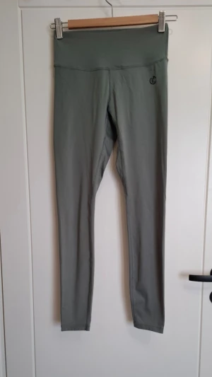 Grå leggings från iconic/stadium  - Snygga grå leggings från Iconic/stadium med hög midja och stretchigt material. Perfekta för träning eller chill, med diskret logga på höften. Tight passform och mjukt tyg som sitter skönt hela dagen.