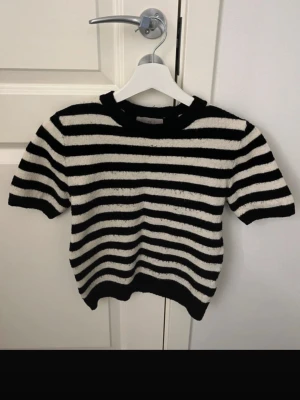 Randig stickad tröja  - Randig stickad tröja, kortärmad, jättefin och enkel.